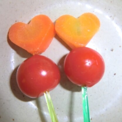 また私です～★
トマト好きな子供なので、人参を先に食べさせる作戦（*^^*)
どちらもキレイに完食です♪